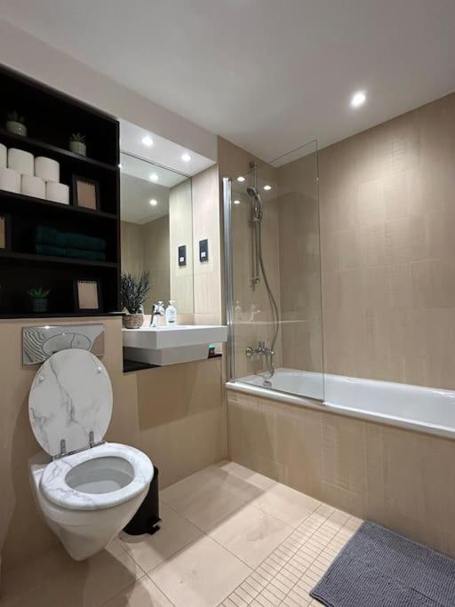 Newly Renovated & Modern 2-br Close To Canary Wharf * Londra