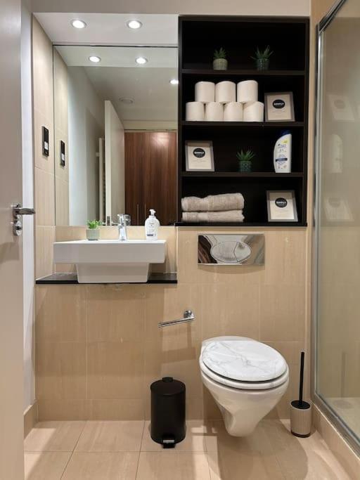 Apartament Newly Renovated & Modern 2-br Close To Canary Wharf